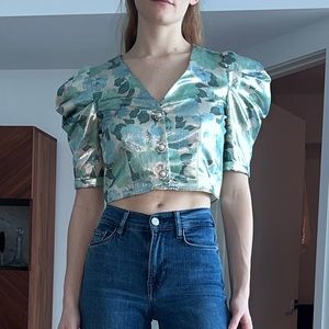 Shiny cropped top with detailed buttons and puff sleeves